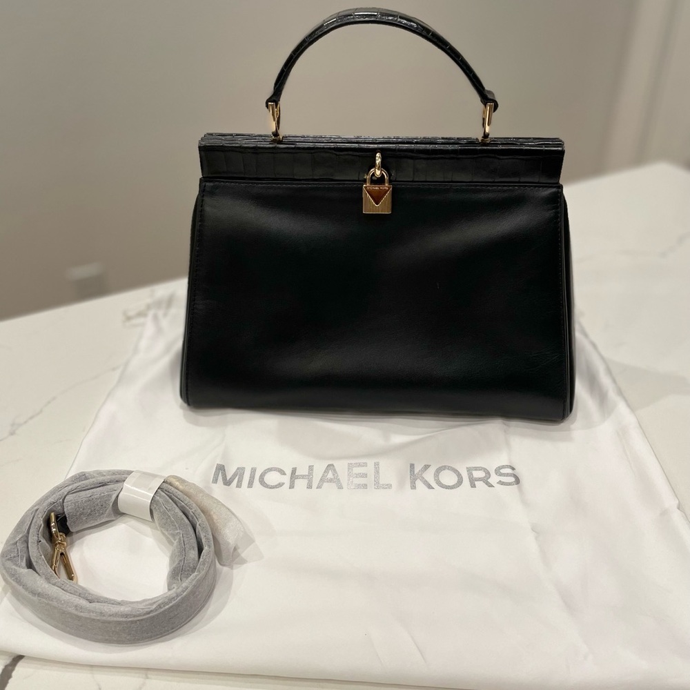 Like NEW! Michael Kors large Gramercy Satchel magnetic snap closure